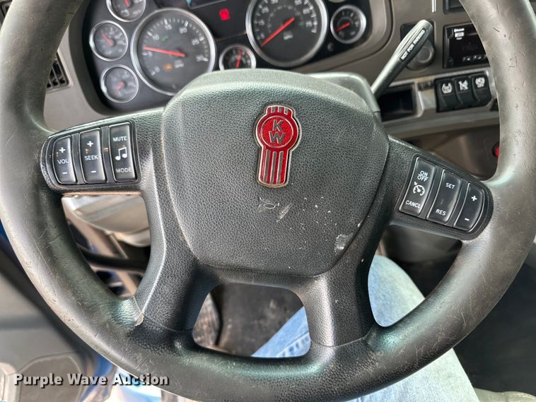 image for item OI9488 2018 Kenworth T680 semi truck