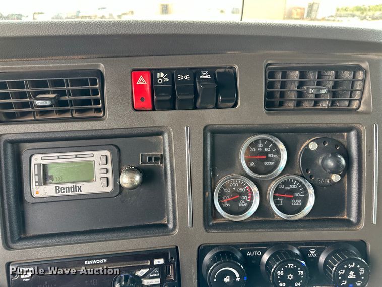 image for item OI9488 2018 Kenworth T680 semi truck