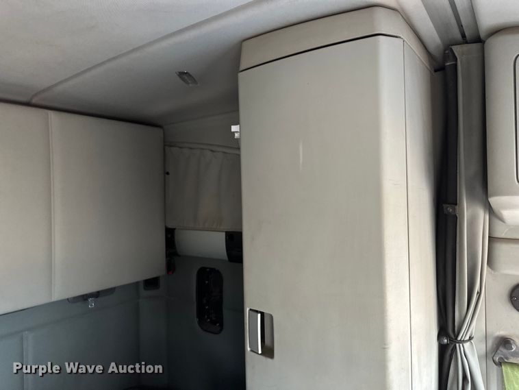 image for item OI9488 2018 Kenworth T680 semi truck