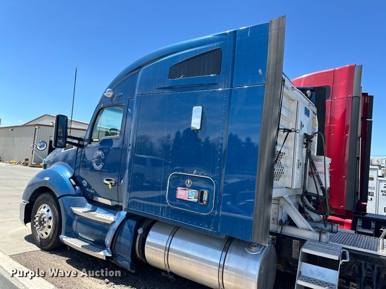image for item OI9490 2018 Kenworth T680 semi truck