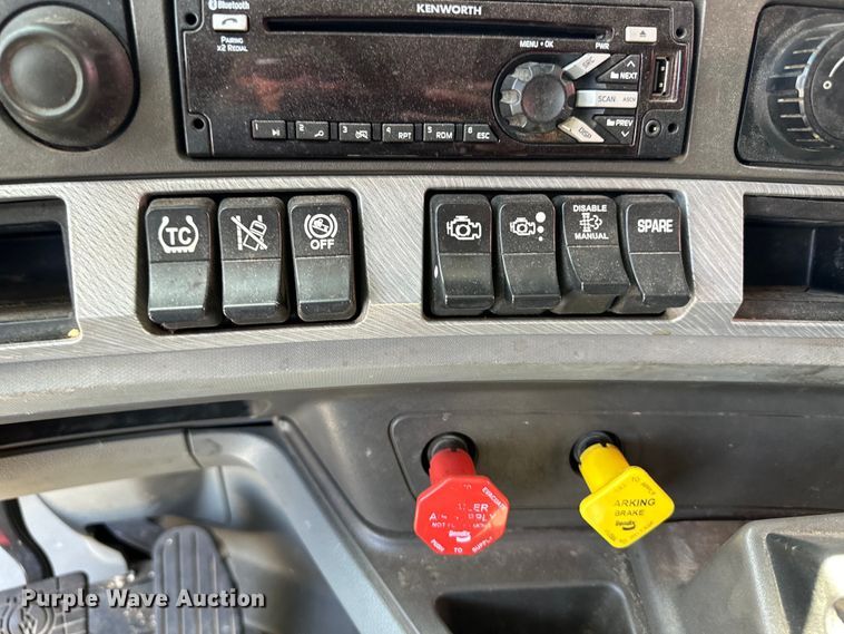 image for item OI9490 2018 Kenworth T680 semi truck