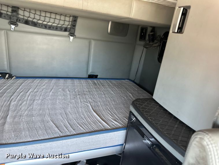 image for item OI9490 2018 Kenworth T680 semi truck