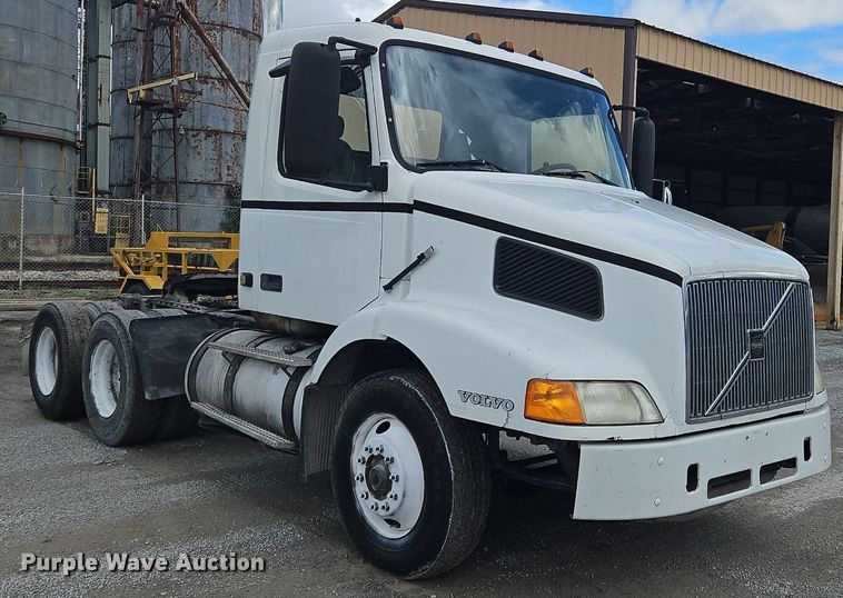image for item OK9877 2000 Volvo VNM semi truck