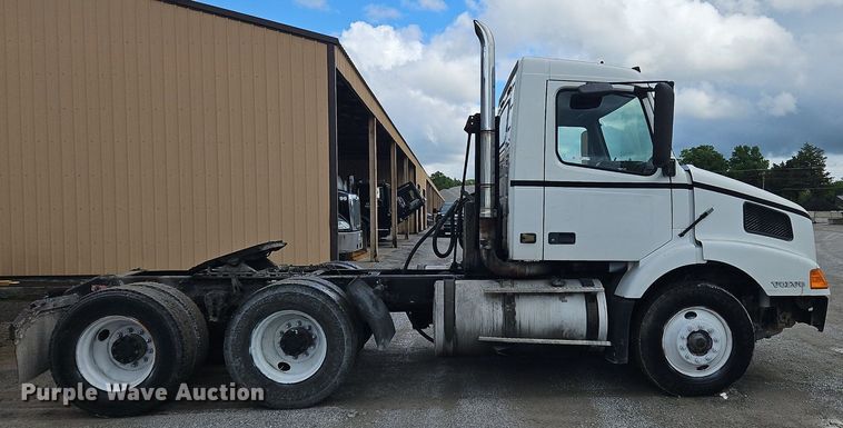 image for item OK9877 2000 Volvo VNM semi truck