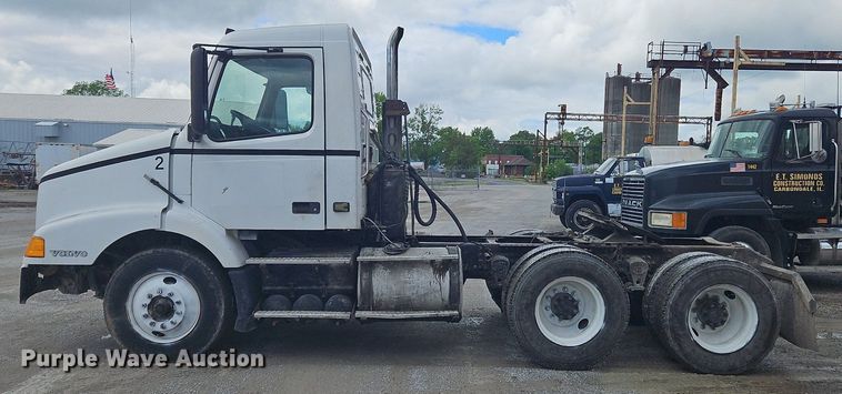 image for item OK9877 2000 Volvo VNM semi truck