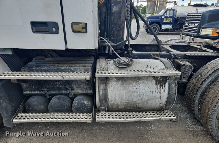 image for item OK9877 2000 Volvo VNM semi truck