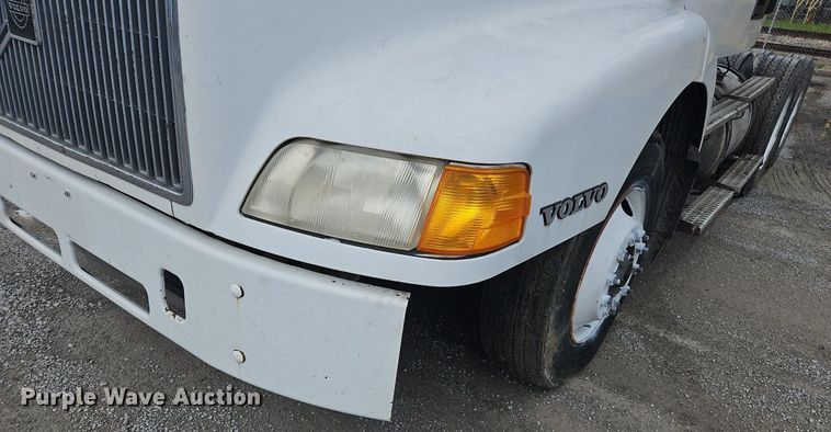 image for item OK9877 2000 Volvo VNM semi truck