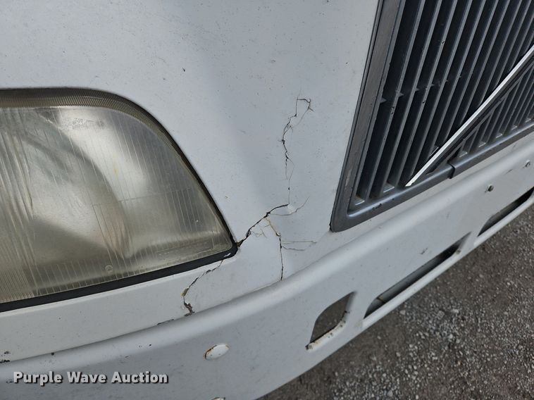 image for item OK9877 2000 Volvo VNM semi truck