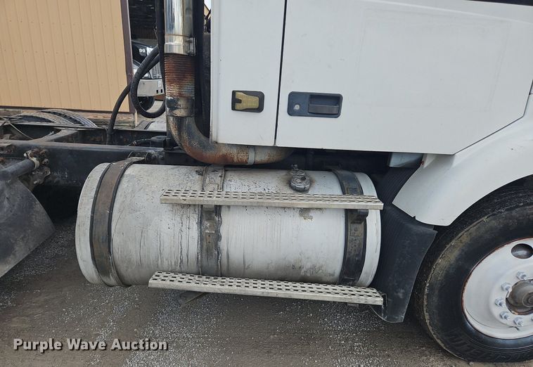 image for item OK9877 2000 Volvo VNM semi truck