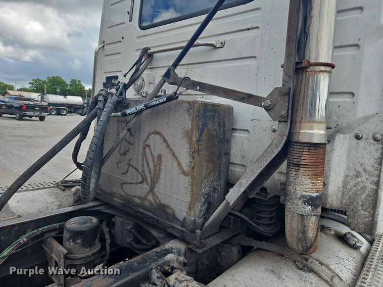 image for item OK9877 2000 Volvo VNM semi truck