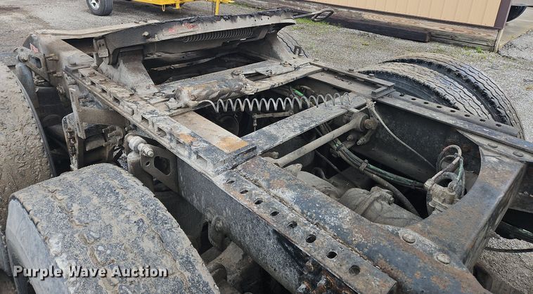 image for item OK9877 2000 Volvo VNM semi truck