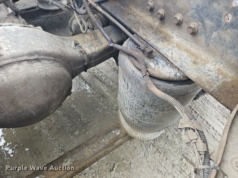 image for item OK9877 2000 Volvo VNM semi truck