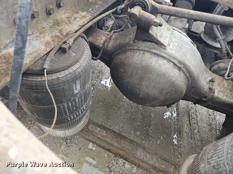 image for item OK9877 2000 Volvo VNM semi truck