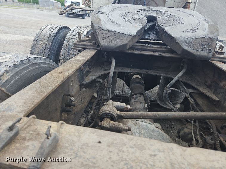 image for item OK9877 2000 Volvo VNM semi truck