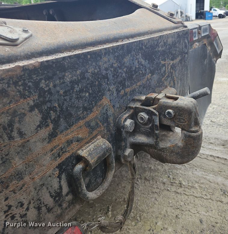 image for item OK9877 2000 Volvo VNM semi truck