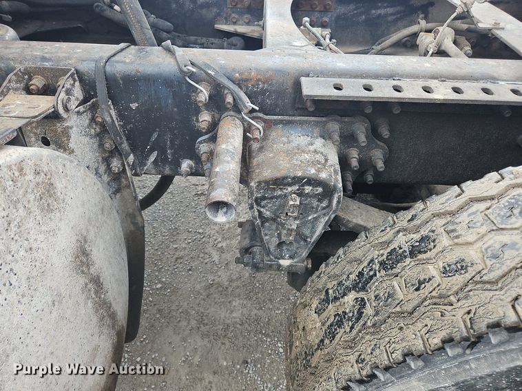 image for item OK9877 2000 Volvo VNM semi truck