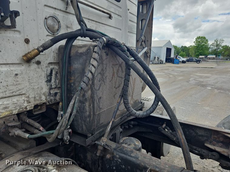 image for item OK9877 2000 Volvo VNM semi truck