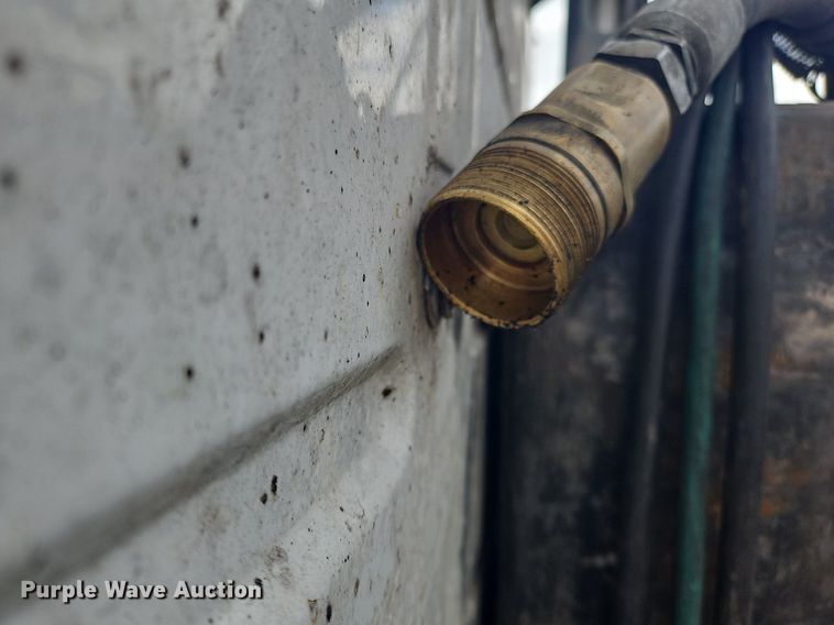 image for item OK9877 2000 Volvo VNM semi truck