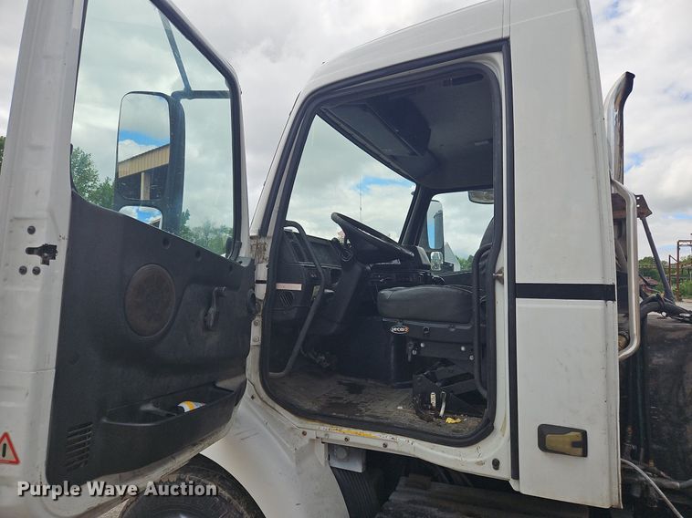 image for item OK9877 2000 Volvo VNM semi truck