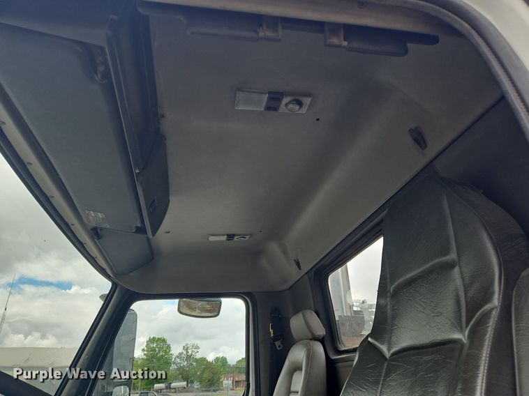 image for item OK9877 2000 Volvo VNM semi truck