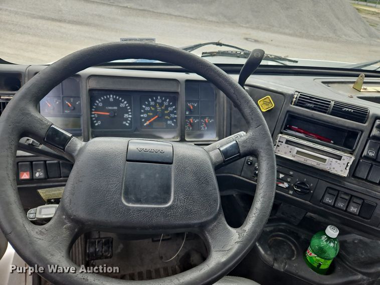 image for item OK9877 2000 Volvo VNM semi truck