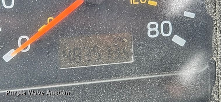 image for item OK9877 2000 Volvo VNM semi truck