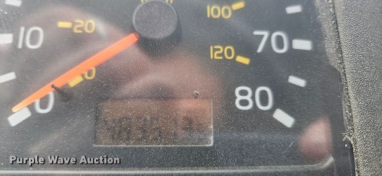 image for item OK9877 2000 Volvo VNM semi truck