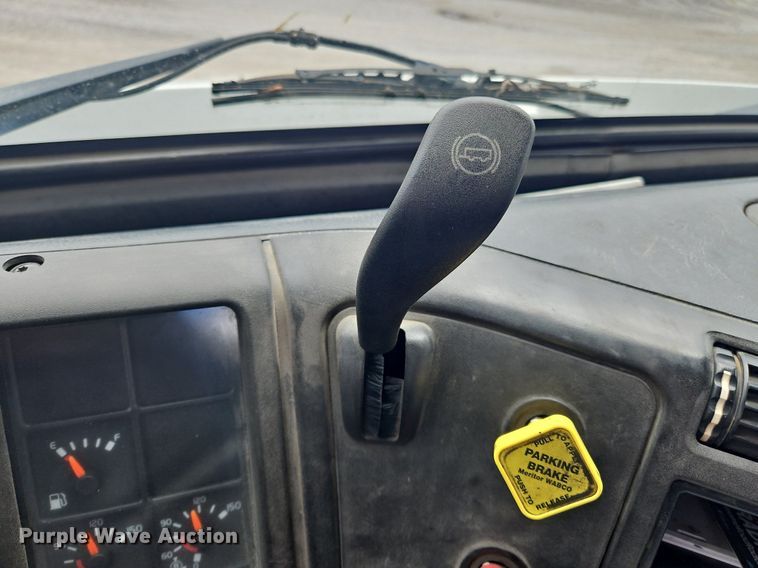 image for item OK9877 2000 Volvo VNM semi truck