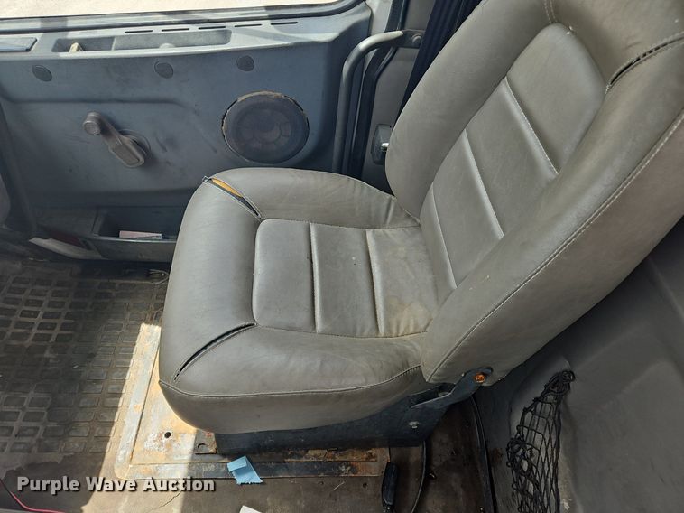 image for item OK9877 2000 Volvo VNM semi truck