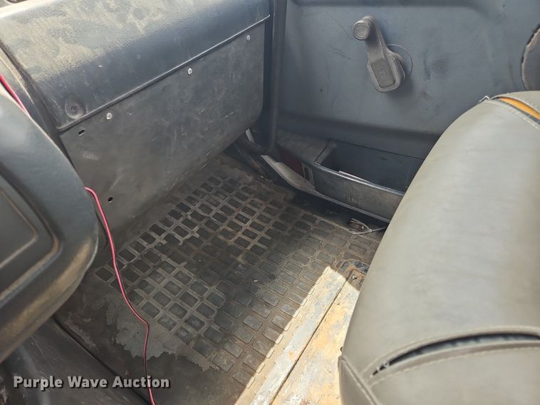 image for item OK9877 2000 Volvo VNM semi truck