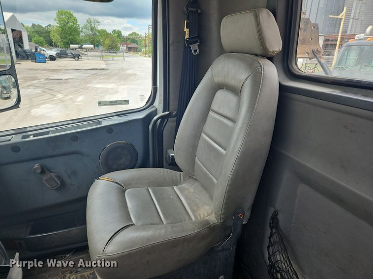 image for item OK9877 2000 Volvo VNM semi truck