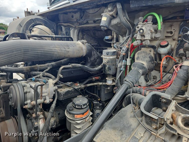 image for item OK9877 2000 Volvo VNM semi truck