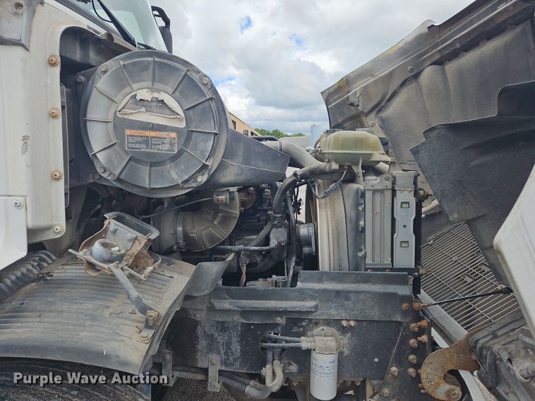 image for item OK9877 2000 Volvo VNM semi truck