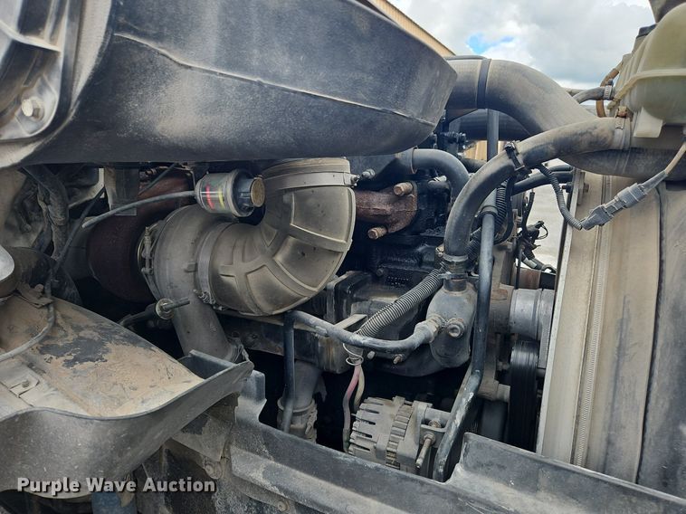 image for item OK9877 2000 Volvo VNM semi truck