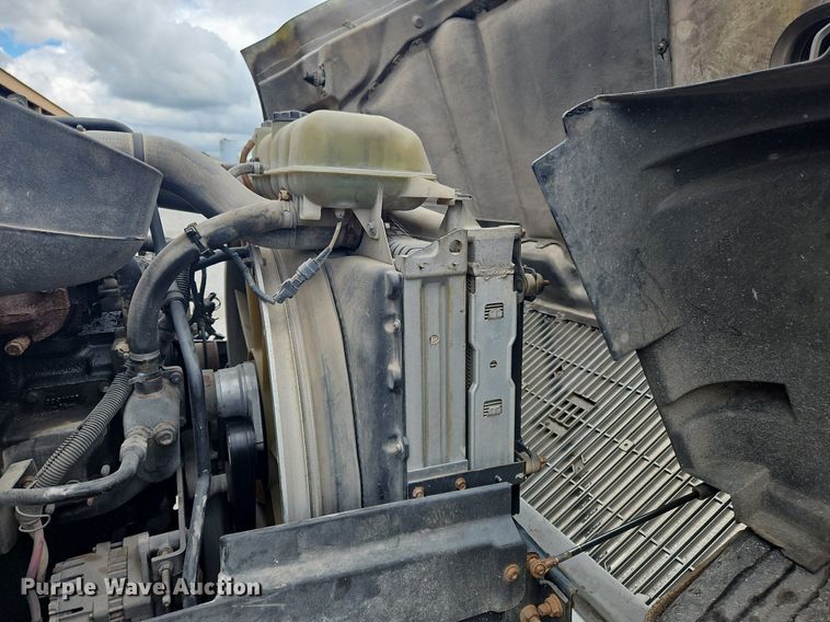 image for item OK9877 2000 Volvo VNM semi truck