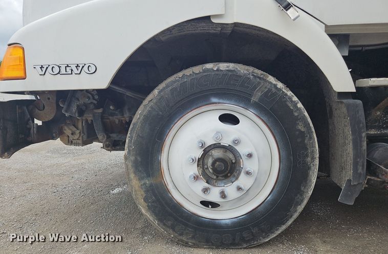 image for item OK9877 2000 Volvo VNM semi truck