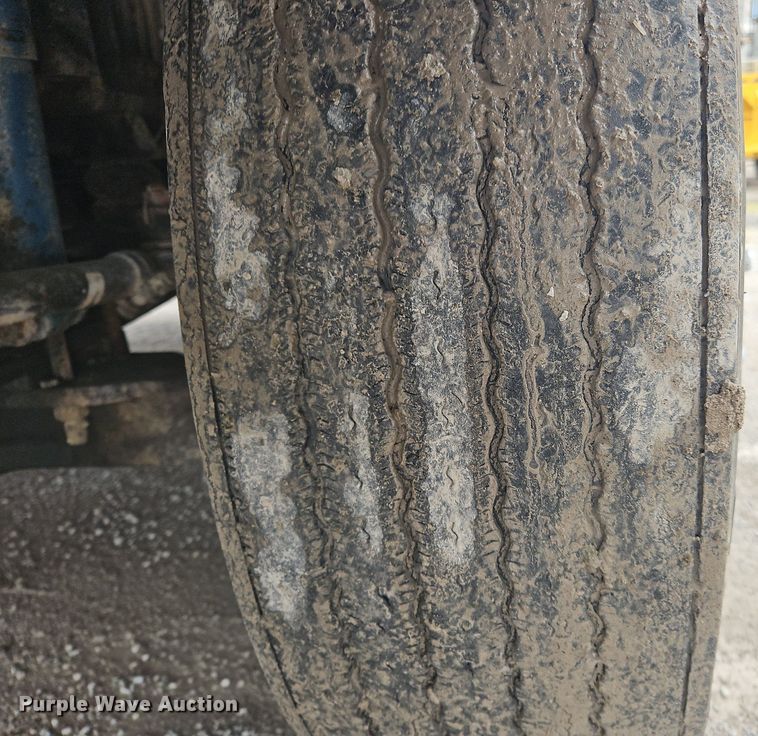 image for item OK9877 2000 Volvo VNM semi truck