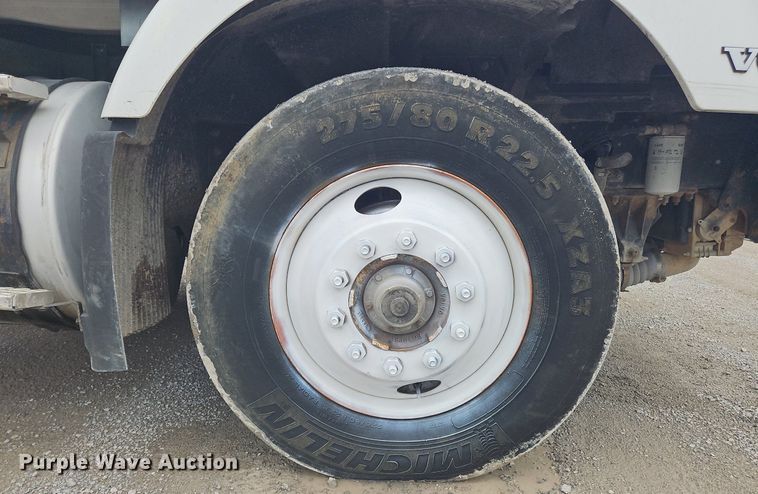 image for item OK9877 2000 Volvo VNM semi truck