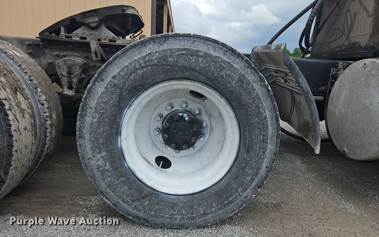 image for item OK9877 2000 Volvo VNM semi truck