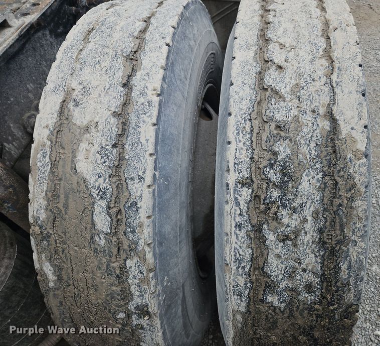 image for item OK9877 2000 Volvo VNM semi truck