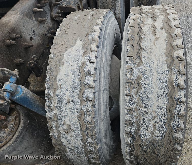 image for item OK9877 2000 Volvo VNM semi truck