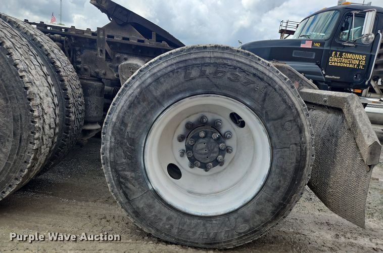 image for item OK9877 2000 Volvo VNM semi truck