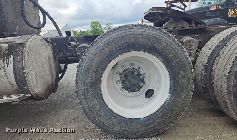 image for item OK9877 2000 Volvo VNM semi truck