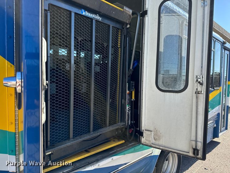 image for item DK7424 2016 Eldorado Aerotech Ford 220 shuttle bus