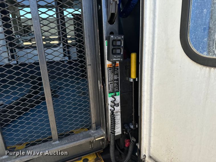 image for item DK7424 2016 Eldorado Aerotech Ford 220 shuttle bus