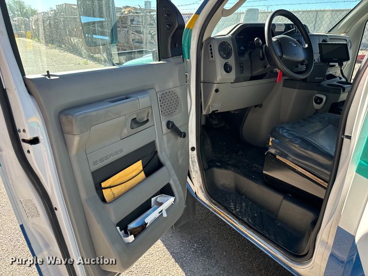 image for item DK7424 2016 Eldorado Aerotech Ford 220 shuttle bus