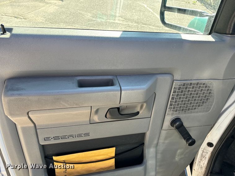 image for item DK7424 2016 Eldorado Aerotech Ford 220 shuttle bus