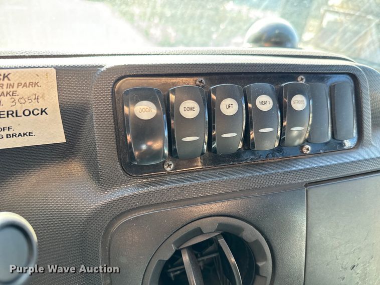 image for item DK7424 2016 Eldorado Aerotech Ford 220 shuttle bus