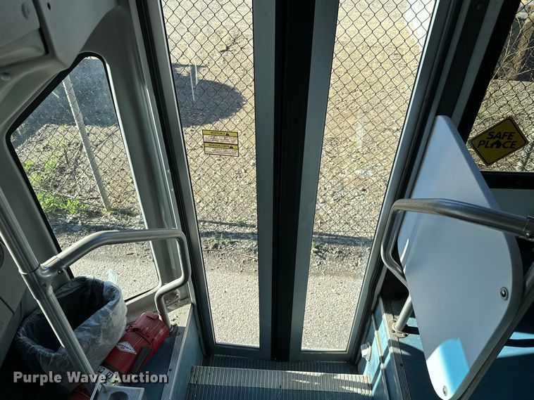 image for item DK7424 2016 Eldorado Aerotech Ford 220 shuttle bus