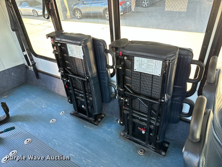 image for item DK7424 2016 Eldorado Aerotech Ford 220 shuttle bus